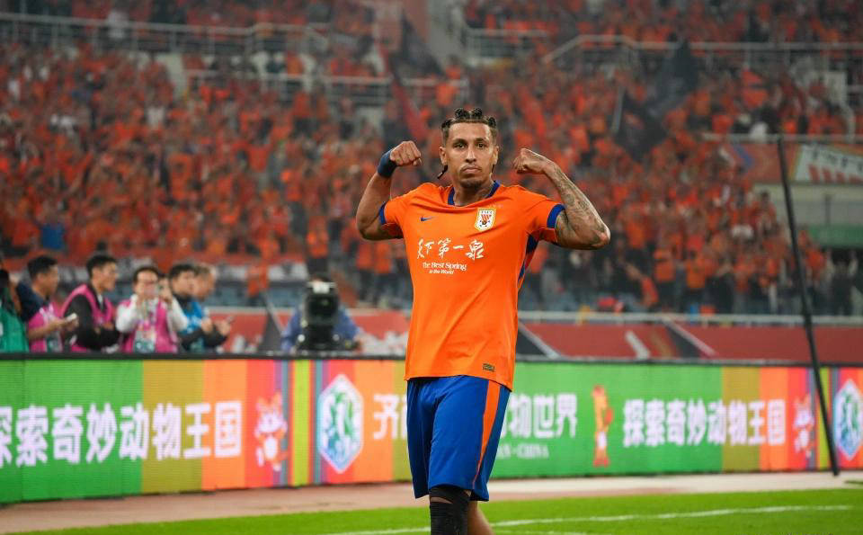 开云官网 -克雷(léi)桑(sāng)再现神仙球！边路精準(zhǔn)傳(chuán)中破门，斩获賽(sài)季客场首球，韩鹏表情冷峻无喜