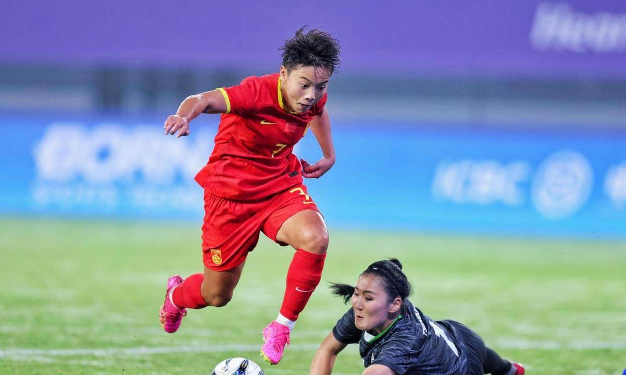 王霜在边路传中对中国台北形成威胁，邵子钦成为关键支点撑起中锋线，陈巧珠回防拦截与传中点亮直通世界杯之路