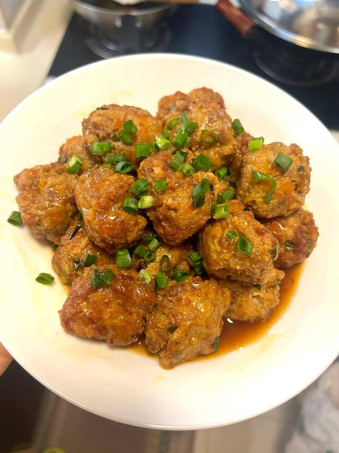 kaiyun.com -家常烧丸子最(zuì)好吃的做(zuò)法，比油炸都香，Q弹多汁！